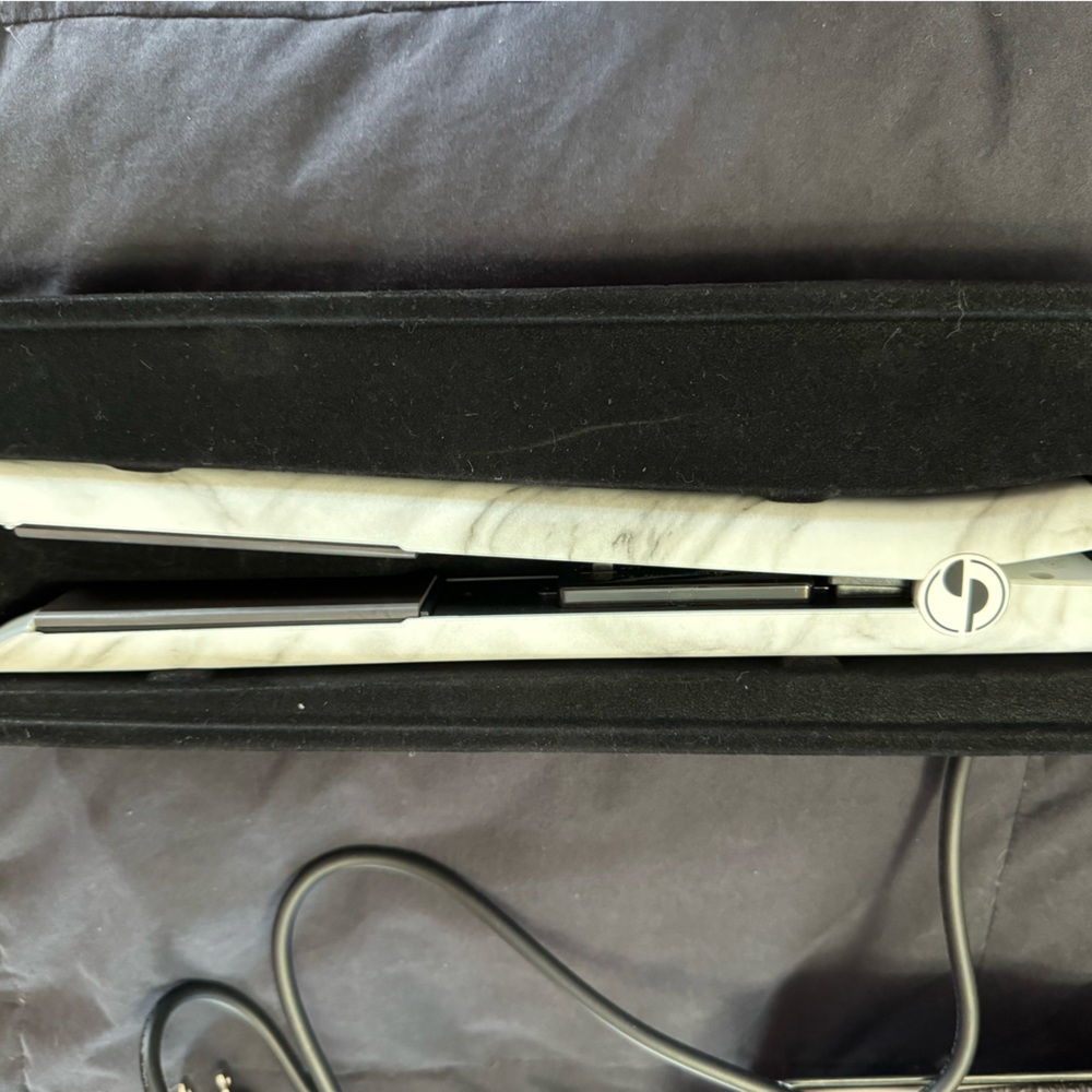 Pin Straight Premium hair straightener. Barely used. My hair is much too thick.